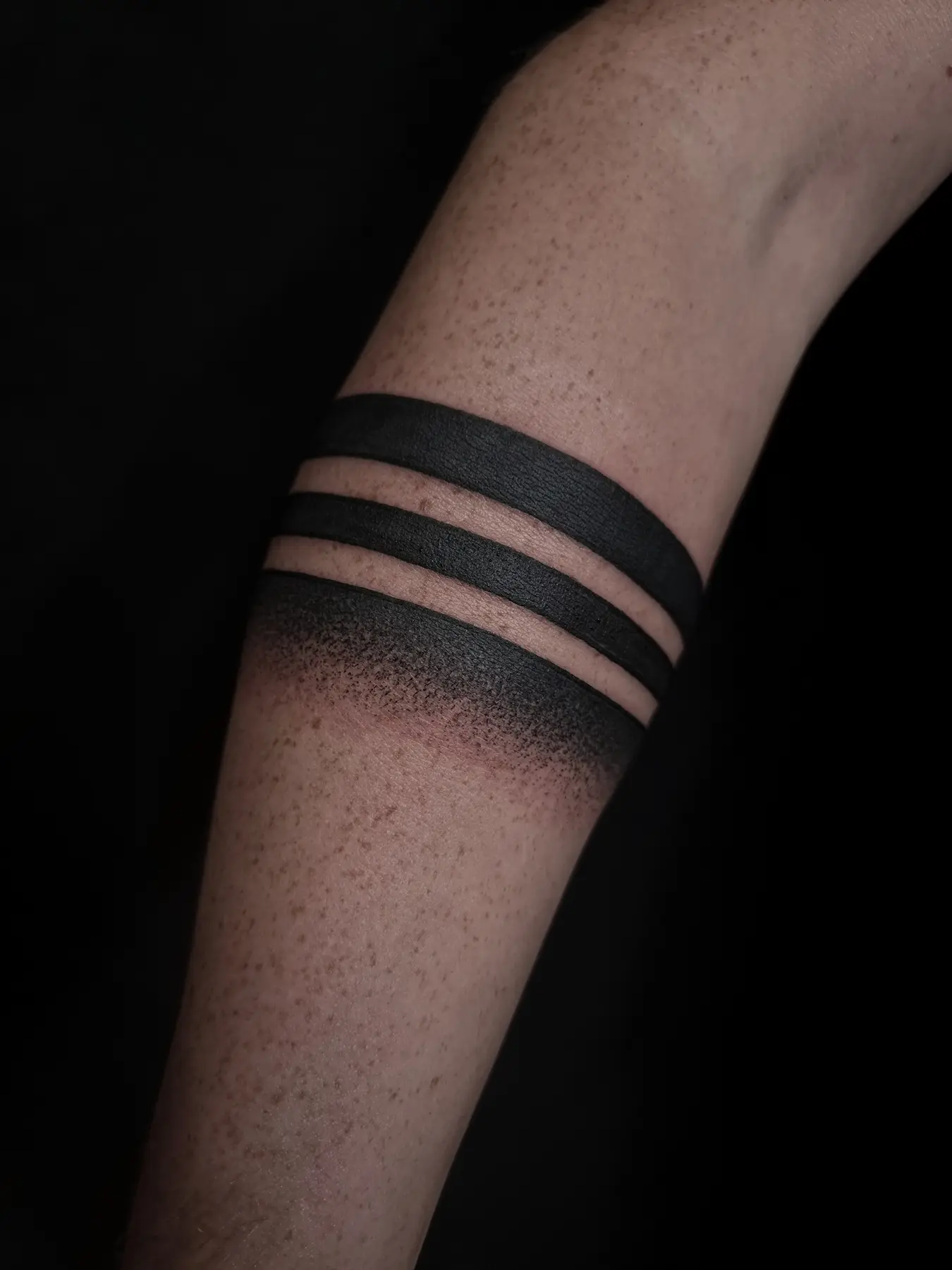 Czarne opaski wykonane techniką dotwork