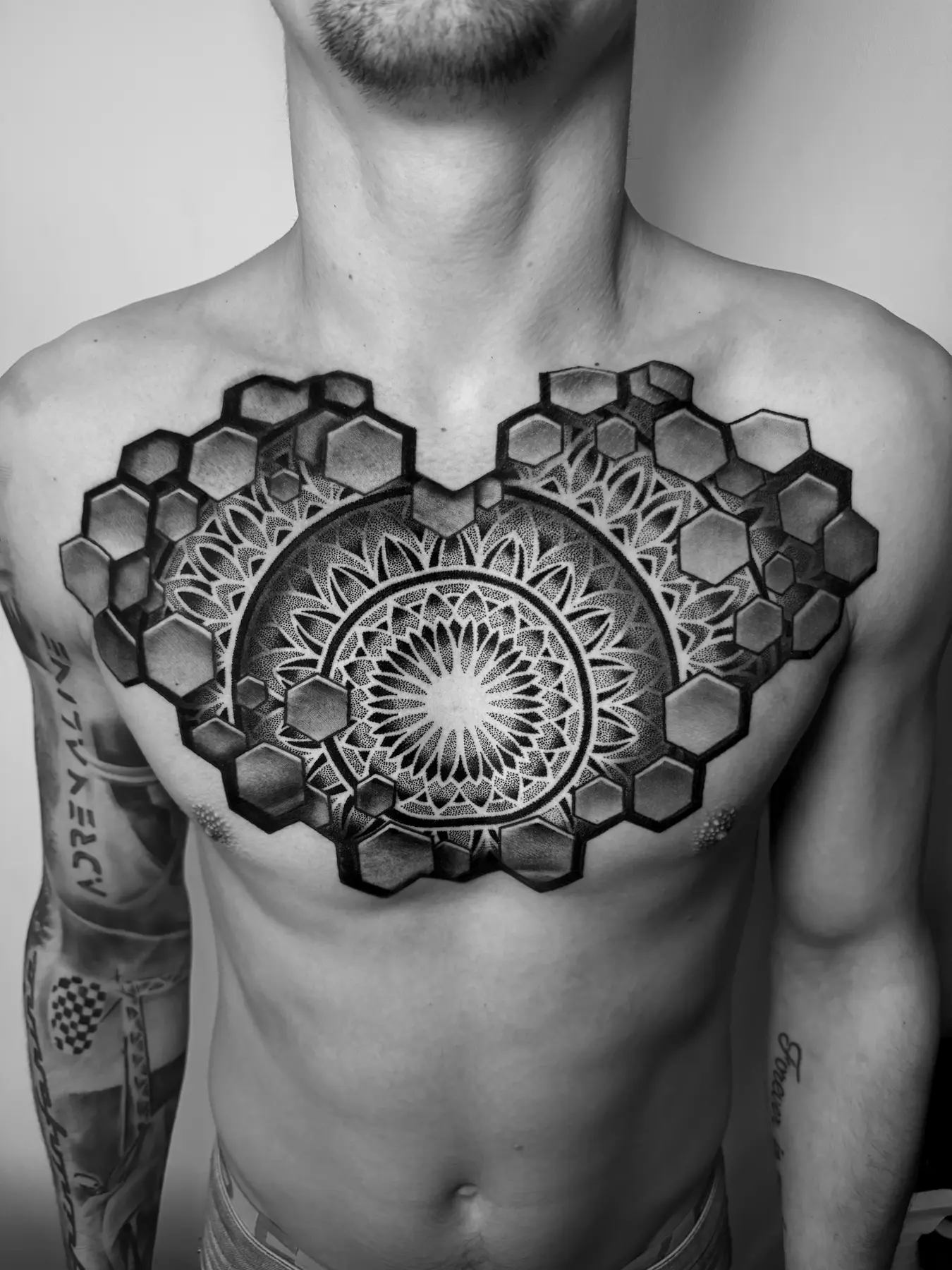Geometryczny tatuaż dotwork na klatce piersiowej