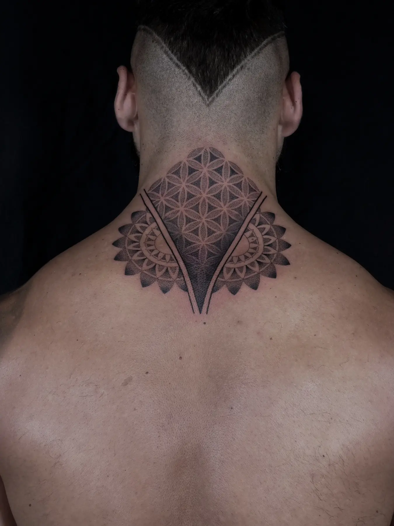 Geometryczny tatuaż dotwork na karku