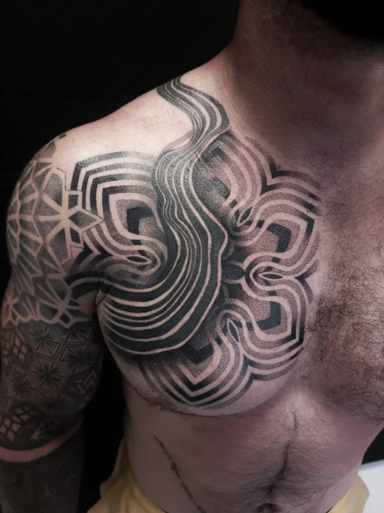 Geometryczny tatuaż wykonany przez Kropka_Tattoo