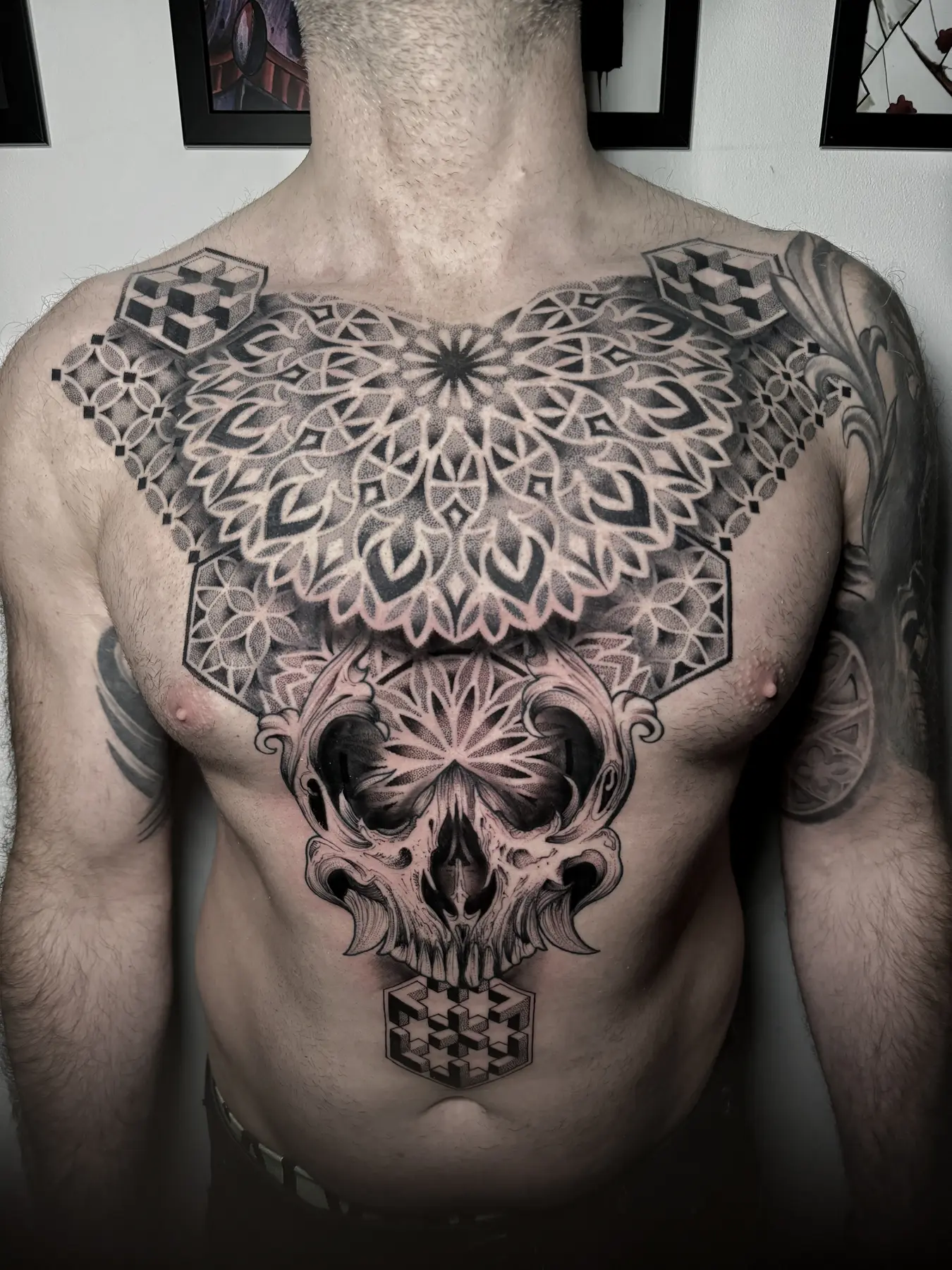 Geometryczna mandala na klatce piersiowej
