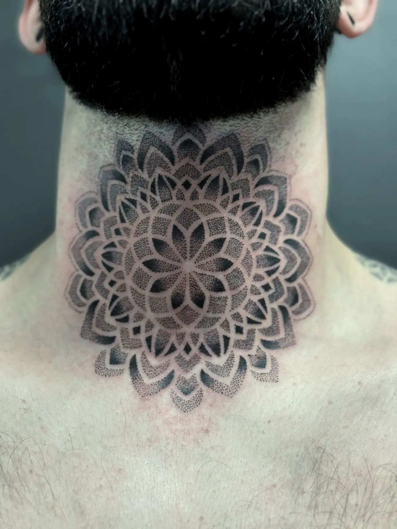 Mandala dotwork na karku