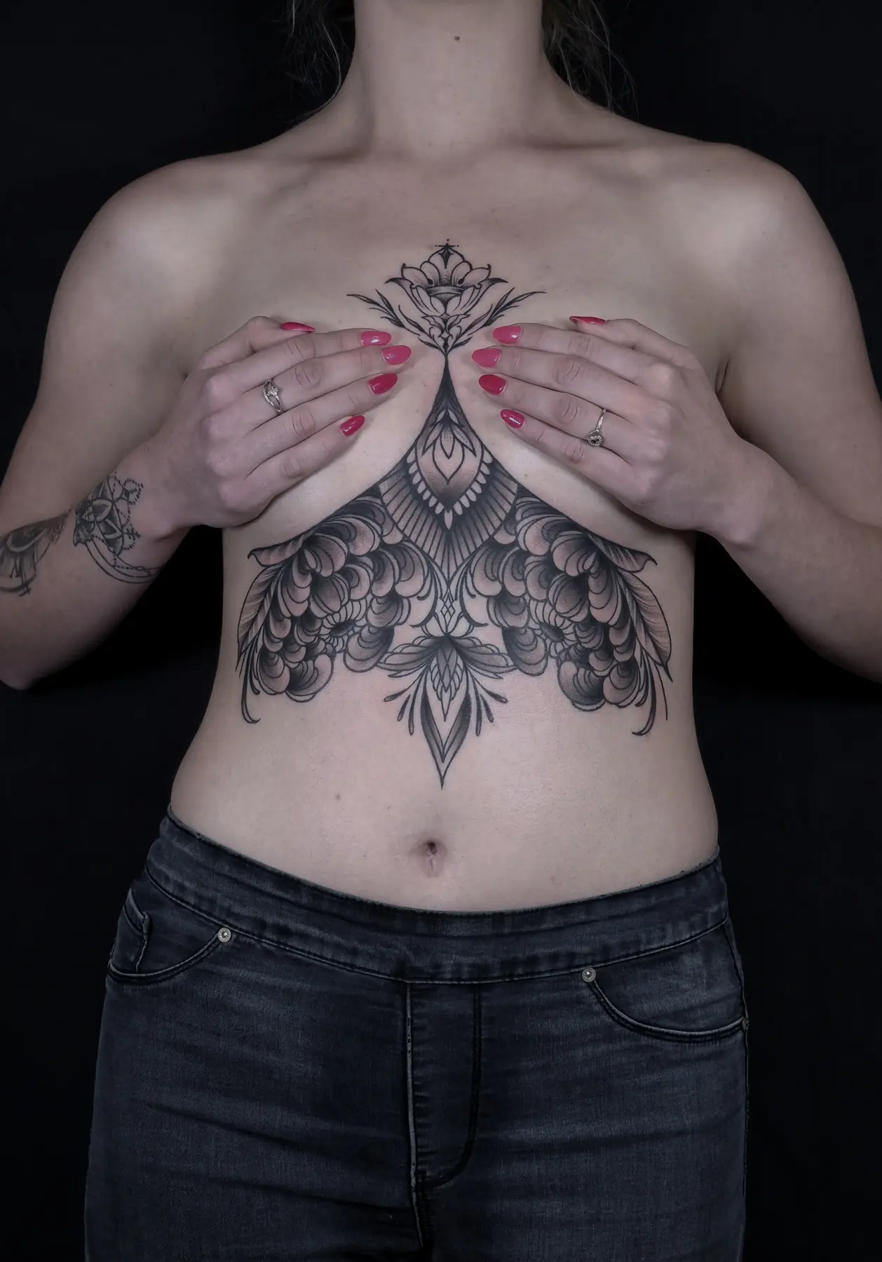 Ornamentalny tatuaż dotwork na plecach
